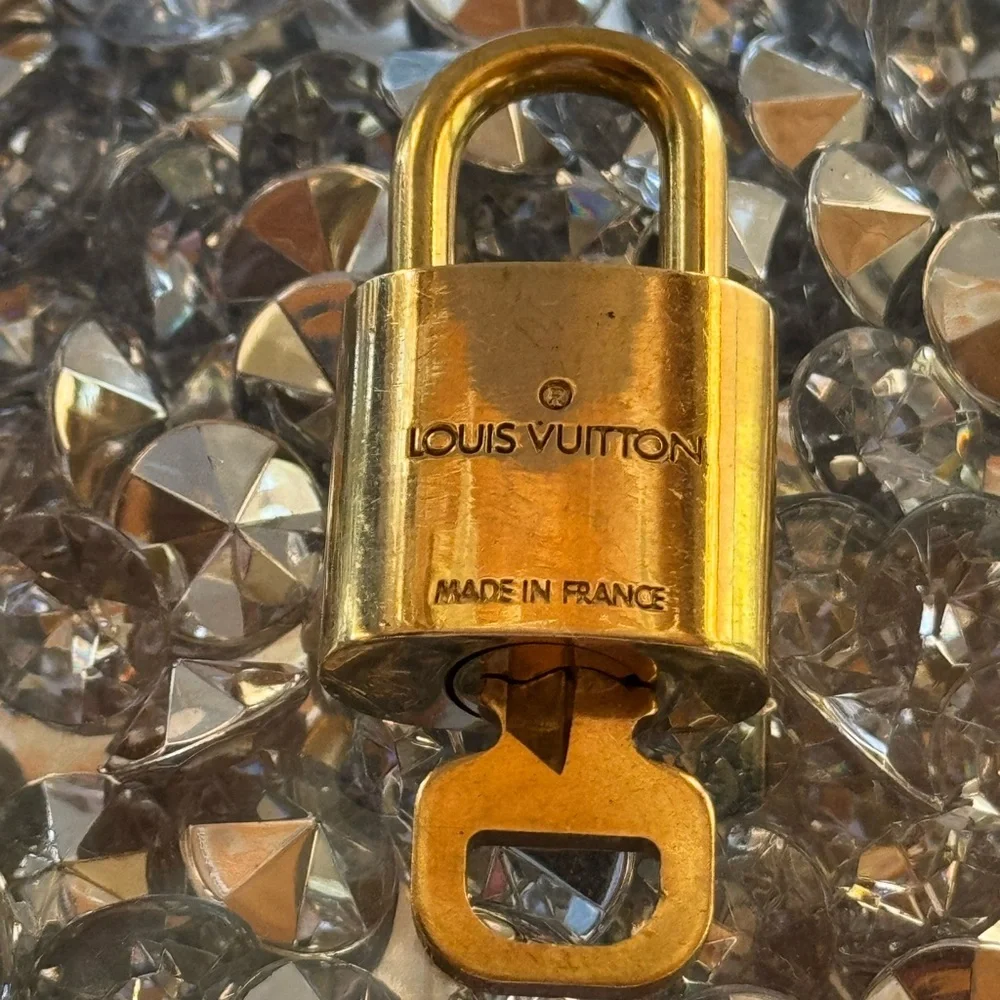 Louis Vuitton, Lock and Key, Authentic, 321 - Picture 5 of 5